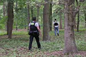 Polizei durchsucht den Berliner Tiergarten nach Todesfahrt beim CSD; Tatort mit Einsatzkräften und Fahrzeug.