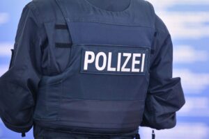 Proteste und Sitzblockaden in Erfurt gegen den AfD-Bundesparteitag. Menschenmengen und Verkehrsstörungen sichtbar.