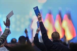 Polizisten und Demonstranten begegnen sich vor AfD-Parteitag in Erfurt; Sicherheit und Protest im Fokus.