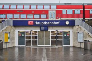 Ein Regionalzug am Hauptbahnhof symbolisiert Verkehrsicherheit und die aktuelle Diskussion über Alkoholverbote.