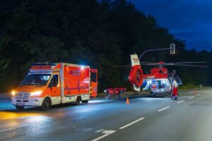 Quadfahrer bei Verkehrsunfall schwer verletzt; Feuerwehr rettet, Rettungshubschrauber landet am Schapker Weg.