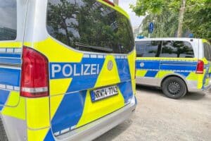 Schwer verletzter Radfahrer nach Unfall an der Kreuzung Bünder Straße/Umgehungsstraße, Polizeiabsperrung.