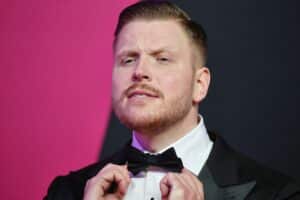 Rapper Finch feiert mit neuem Album "Aussenseiter Spitzenreiter" den ersten Platz der Charts.