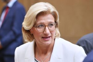 Ministerpräsidentin Anke Rehlinger besucht die Kita „Villa Winzig“ in Neunkirchen, begleitet von Bildungsministerin Streichert-Clivot.