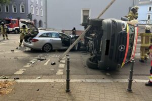 Unfall in Kaiserslautern: Rettungswagen und Pkw kollidieren an Kreuzung, Blaulicht, Verletzte, zerstörte Fahrzeuge.