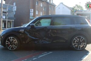 Zwei kollidierte Autos an Kreuzung Teutoburger Straße/Mergelstraße; Polizei und Rettungsdienst nach Unfall (Archivfoto).