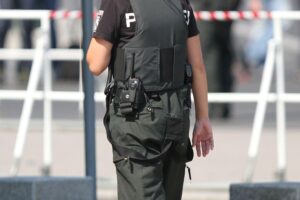 Polizist (Archiv): Spezialeinsatzkräfte nehmen in Syke einen bewaffneten Mann fest.