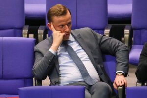 Adis Ahmetović spricht über notwendige Veränderungen in der deutschen Außenpolitik und Vertrauensverlust.