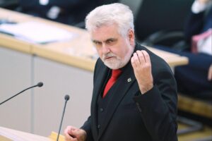 Armin Willingmann spricht in Magdeburg über dauerhafte Minijobs für Studierende.