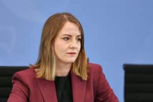Annika Klose diskutiert über Frührente und Übergangsfristen in der Rentenkommission.