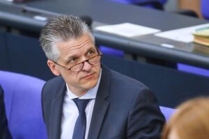 SPD-Politiker Dirk Wiese spricht; Thorsten Frei (CDU, Archivfoto) steht im Kontext einer Unions-Fraktionsrolle.
