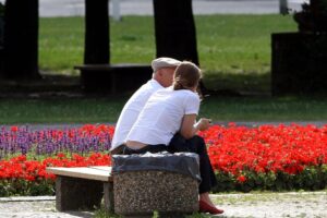 Alter Mann und junge Frau vor SPD-Hintergrund; SPD will Erbschaftsteuer-Reformen und höhere Vermögensteuer.