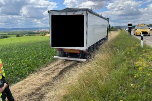 Sattelzug steckt auf dem Grünstreifen der A4 bei Erfurt fest; Feuerwehr und Bergung im Einsatz.
