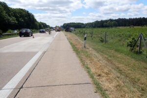Umgekippter Sattelzug auf Autobahn, Verkehrsunfall, stark beschädigt, Rinderhälften, stundenlange Sperrung.