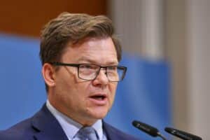 Bundesumweltminister Carsten Schneider wirbt in Dublin für eine verlässliche EU-Emissionshandel-Reform.