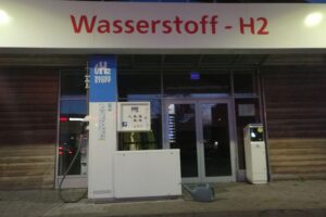 Wasserstoff-Tankstelle für Lkw, symbolisiert den Fortschritt in der Wasserstoffmobilität in Deutschland.