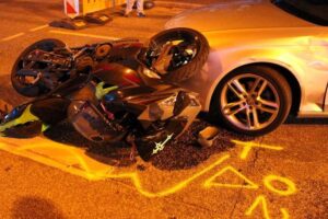 Unfallstelle in Bielefeld: Motorrad und Audi kollidierten, Rettungswagen an der Straße, Polizeiabsperrung (Archiv).