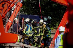Feuerwehr rettet schwer verletzten Bauarbeiter aus Baugrube in Bochum mit Drehleiter und Trage.