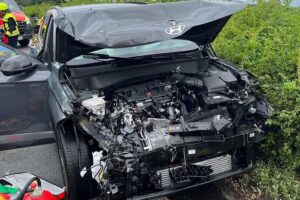 Bild eines zerstörten Hyundai nach schwerem Autobahnunfall auf der A 44, Polizei vor Ort.