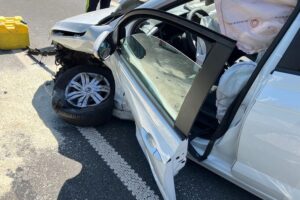 Zerstörter VW Polo nach Unfall mit Lamborghini; Polizeiabsperrung, Verletzte, Totalschaden.
