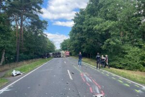 Schwerer Verkehrsunfall mit Lkw und Pkw auf B 187 in Griebo, Rettungskräfte im Einsatz.