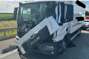 Verkehrsunfall auf Autobahn, Pkw gegen Lkw, Ablenkung durch Handy, Verletzte, hoher Sachschaden.