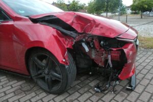 Ein beschädigtes Auto neben einer umgestürzten Straßenlaterne nach einem Unfall auf der B71.