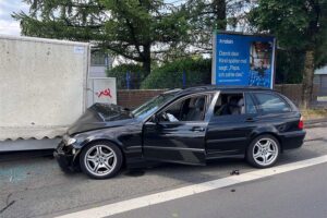 BMW verunfallt frontal in Lkw-Anhänger; Sachschaden über 20.000 Euro, keine Verletzten.
