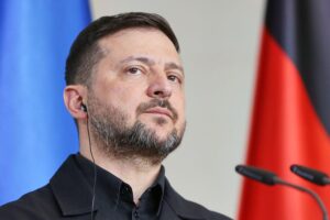 Wolodymyr Selenskyj im Archiv; Bericht über russischen ballistischen Raketenangriff auf Kiew und Verletzte.