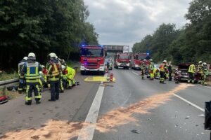 Mehrere Verletzte nach Unfall auf der A43 bei Bochum; Rettungskräfte, Unfallwagen, abgesicherte Fahrbahn (Archivbild).