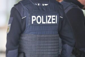 Ein trauriger Unfallort mit Polizei und Rettungskräften, symbolisiert durch einen leeren Parkplatz.