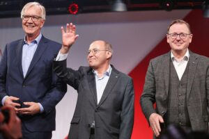 Politiker diskutieren soziale Gerechtigkeit auf Openair-Event „Die Silberlocken auf Mission“ in Eisleben.