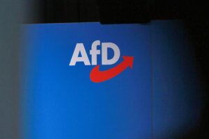 AfD-Logo mit Simson-Hintergrund, Symbol für die politische Aneignung und familiäre Geschichte.