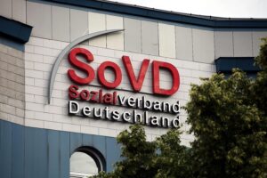 Proteste gegen Bürgergeld-Reform: Menschen mit Schildern für soziale Gerechtigkeit und Unterstützung.