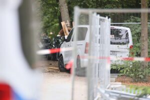 Polizeieinsatz am Tatort nach Todesfahrt beim CSD im Berliner Tiergarten, mit Absperrungen und Rettungskräften.