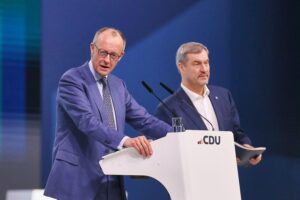 Friedrich Merz und Markus Söder (Archivfoto) vor politischem Hintergrund, als Erwartung auf CDU/CSU-Fraktionswahl.