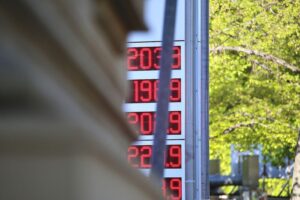 Tankstelle mit angezeigten Kraftstoffpreisen, die stark gestiegen sind; ADAC kritisiert Preiserhöhung.