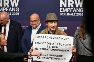 Protestierende Menschen fordern bessere Finanzierung für Integrationskurse und Unterstützung für Zugewanderte.
