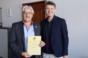 Logo des Gründerpreises, motivierte Gründer, städtisches Ambiente, Auszeichnung und Zusammenarbeit.