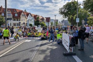 Demonstration gegen AfD-Parteitag in Erfurt, mit vielen Teilnehmern und friedlichen Protesten sichtbar.