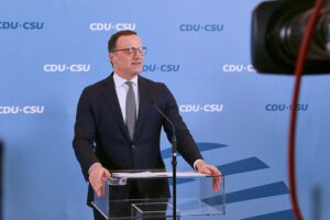 Jens Spahn im Archivfoto; Strack-Zimmermann wirft ihm Heuchelei bei Leihmutterschaft vor.
