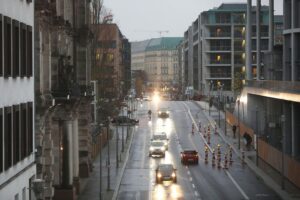 Straßenverkehr mit Autos, emissionsreduzierenden Technologien und Grafiken über Energieverbrauch und CO2-Emissionen.