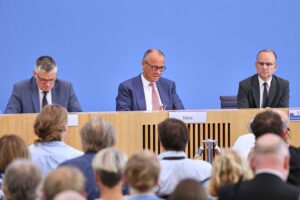 Bundeskanzler Friedrich Merz bei der Sommerpressekonferenz; Journalistenstreit über Zitate am Hennesee.