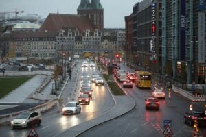 Ältere Autofahrer prüfen online Kfz-Versicherungen, erfahren jedoch höhere Kosten und weniger Angebote.