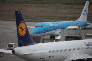 Passagierflugzeug, nachhaltiger Kraftstoff, Frankfurt-Höchst, KLM, synthetischer Kerosin, grüne Technologien, Innovation.