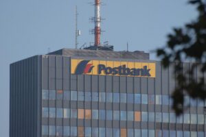 Postbank-Mitarbeiter feiern Tarifverhandlungen: Gehaltserhöhungen, Kündigungsschutz und Filialnetz-Sicherung.