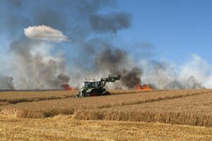 Feuerwehr bekämpft Brand auf bestelltem Feld nach technischem Defekt am Mähdrescher, bei K617.