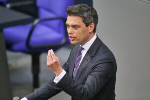 Christoph Ploß diskutiert Sonntagsöffnungen; Demokratie, Handel und soziale Verantwortung im Fokus.