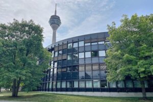Trauerbeflaggung am Landtag Nordrhein-Westfalen zum Gedenken an die Flutkatastrophe 2021.