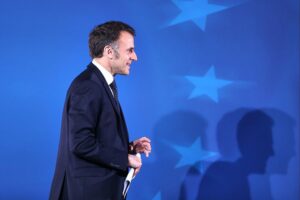 Französischer Präsident Macron in Syrien, Explosionen in der Nähe, er bleibt sicher und fortsetzt.